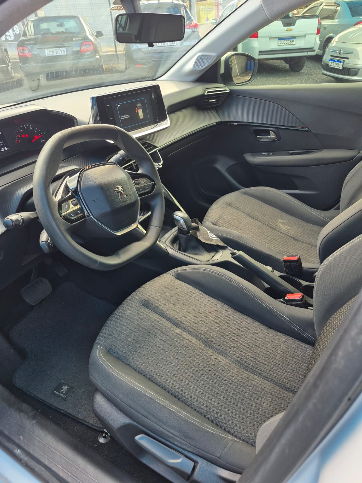 PEUGEOT 208